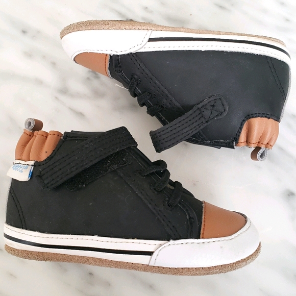 Robeez Other - Robeez 2 toned baby Sneakers 9-12 Months